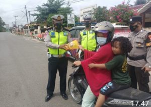Pengendara Taat Lalin Dapat Minyak Goreng, Handsanitazer dan Masker dari Polisi Satlantas Tuba Barat