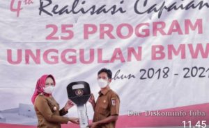 Bupati Winarti Serahkan Beberapa Bantuan Pada Kunker di Kampung Tiuh Tohow kecamatan Menggala Tulang Bawang