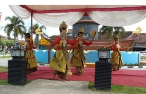 Dinas Kesehatan Tuba Ciptakan Meriah Tepuk Tangan Penonton Suguhkan Tarian Kolaborasi di Festival Budaya HUT Tuba Ke-25