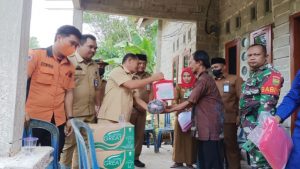 Dinas Sosial Tulang Bawang Berikan Paket Bantuan Untuk Warga Terkena Puting Beliung