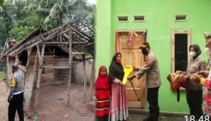 Kapolres Tuba Lampung “AKBP Hujra Soumena,SIK.MH.” Serahkan Kunci Bakti Sosial Bedah Rumah