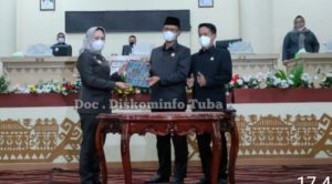 Bupati Winarti Terima Rekomendasi LKPJ Tahun Anggaran 2021 di Paripurna DPRD Tuba