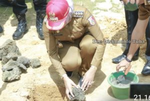 Bupati Winarti Gelar Bedah Rumah di Kampung Ringin Sari Kecamatan Banjar Margo