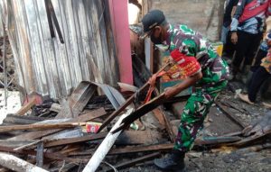 Kodim 0426 Gerak Cepat Bersihkan Puing Toko Pasar Unit 2 Tuba Usai Terbakar