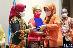 Prestasi Lagi ! Bupati Winarti Raih Penghargaan Perempuan Inspiratif Inisiator Program BMW oleh IKWI Lampung