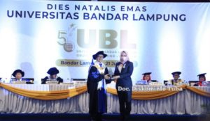 Diperayaan Ini Bupati Winarti Raih Penghargaan UBL Award 2022