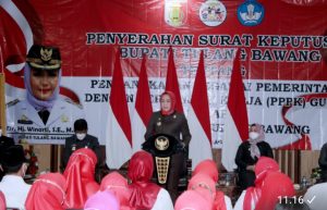 Bupati Tulang Bawang Hadir Kembali Pembagian  SK Pada  Sesi Kedua