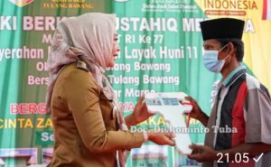 Tingkatkan Taraf Hidup Masyarakat Tuba, Bupati Winarti Serahkan 11 Kunci Bedah Rumah