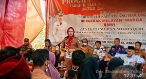 Didampingi Ketua Baznas, Bupati Winarti Berikan bantuan Bedah Rumah 9 Unit Tahap II Tahun 2022