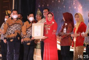 Bupati Winarti Raih STBM Award Tahun 2022