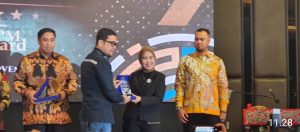 Pj. Bupati Tuba Barat Zaidirina Raih Penghargaan LPM Award 2022