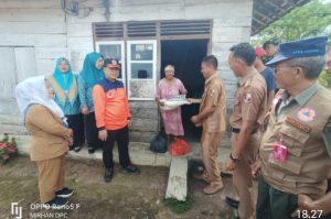 Kepedulian Kepala BPBD Lam-Ut Turun Lokasi Warga Terkena Angin Puting Beliung Sekaligus Beri Bantuan Ini