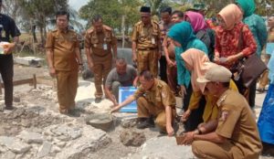 Dikampung ini Pejabat Bupati Tuba Drs. Qudrotul Ikhwan, MM. Resmikan program bedah rumah