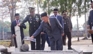 Pj. Bupati Tuba “Qudrotul Ikhwan” Ziarah dan Tabur Bunga di Hari Pahlawan Ke-78, Begini Ajakan Beliau