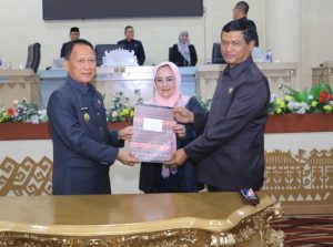 Pj Bupati Tuba Qudrotul ikhwan Hadiri Paripurna DPRD Tentang Rencana dan Rancangan Ini