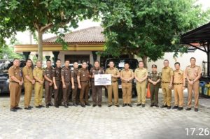 M. Firsada Serahkan Hibah 2 Unit Roda 4 untuk Kejaksaan Negeri Tubaba