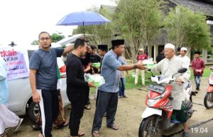 Geber Gelar Bhakti Sosial Bagikan Nasi Kotak di Islamic Center Tubaba