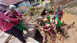 Pemkot Bandar Lampung Bersama TNI, POLRI dan Masyarakat Bersihkan Lokasi Pasca Banjir