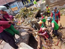 Pemkot Bandar Lampung Bersama TNI, POLRI dan Masyarakat Bersihkan Lokasi Pasca Banjir