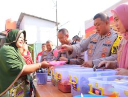 Polresta Bandar Lampung Bagikan Ratusan Porsi Makanan Korban Banjir di Teluk Betung