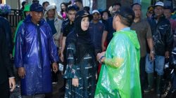 Peduli Warga Hj. Eva Dwiana Cuaca Hujan Tinjau Langsung Wilayah Terkena Banjir 