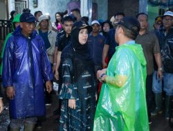 Peduli Warga Hj. Eva Dwiana Cuaca Hujan Tinjau Langsung Wilayah Terkena Banjir