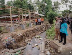 Kesimpulan Usai Pantau Aliran Sungai, Hj. Eva Dwiana Akan Buat Bronjong