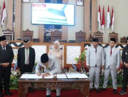 DPRD Lam Tim Paripurna Pengumuman Pemberhentian dan Penetapan Paslon Terpilih