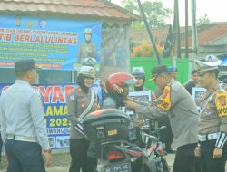 Satlantas Polres Tubaba Bagikan Helm, Ini Guna dan Tujuan Berikut Harapan Kapolres