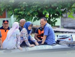 Bupati Tuba Tinjau dan Salurkan Bantuan Warga Bugis Terdampak Banjir