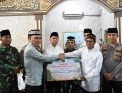 Walkot Metro Hi. Bambang di Momen Safari Ramadhan Beri Bantuan Ke Masjid Al-Azhar