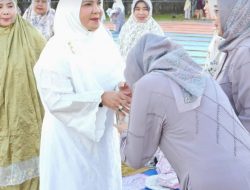 Walkot Bandar Lampung Eva Dwiana Sholat Id Bersama Masyarakat dan Keluarga di Lapangan Way Dadi