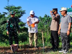 Sekda Tuba Ferli Yuledi Bersama TNI dan POLRI Gotong Royong di Cakat Nyenyek Guna Wisata Indah dan Sehat